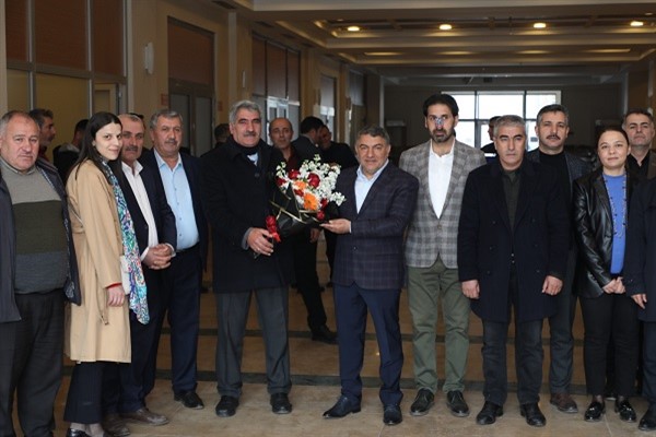 Başkan Şayir, çiçeklerle karşılandı 