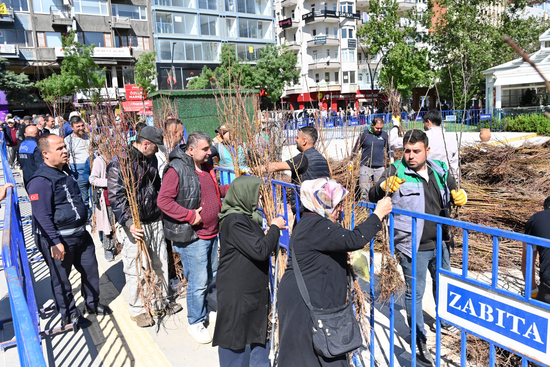 Isparta'da 15 bin adet meyve fidanı dağıtıldı