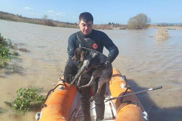 İzmir’de ekipler tarafından su baskınlarına müdahale edildi<