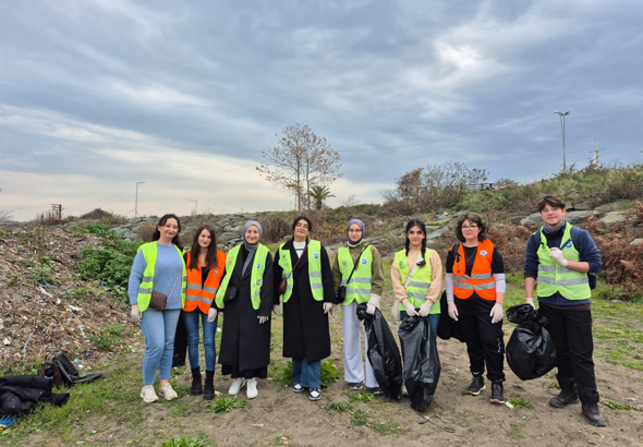 Büyükşehir ve öğrencilerden sahil temziliği çalışması
