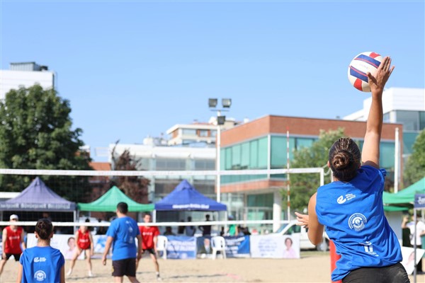 Eskişehir'de Plaj Voleybolu Şenliği devam ediyor<