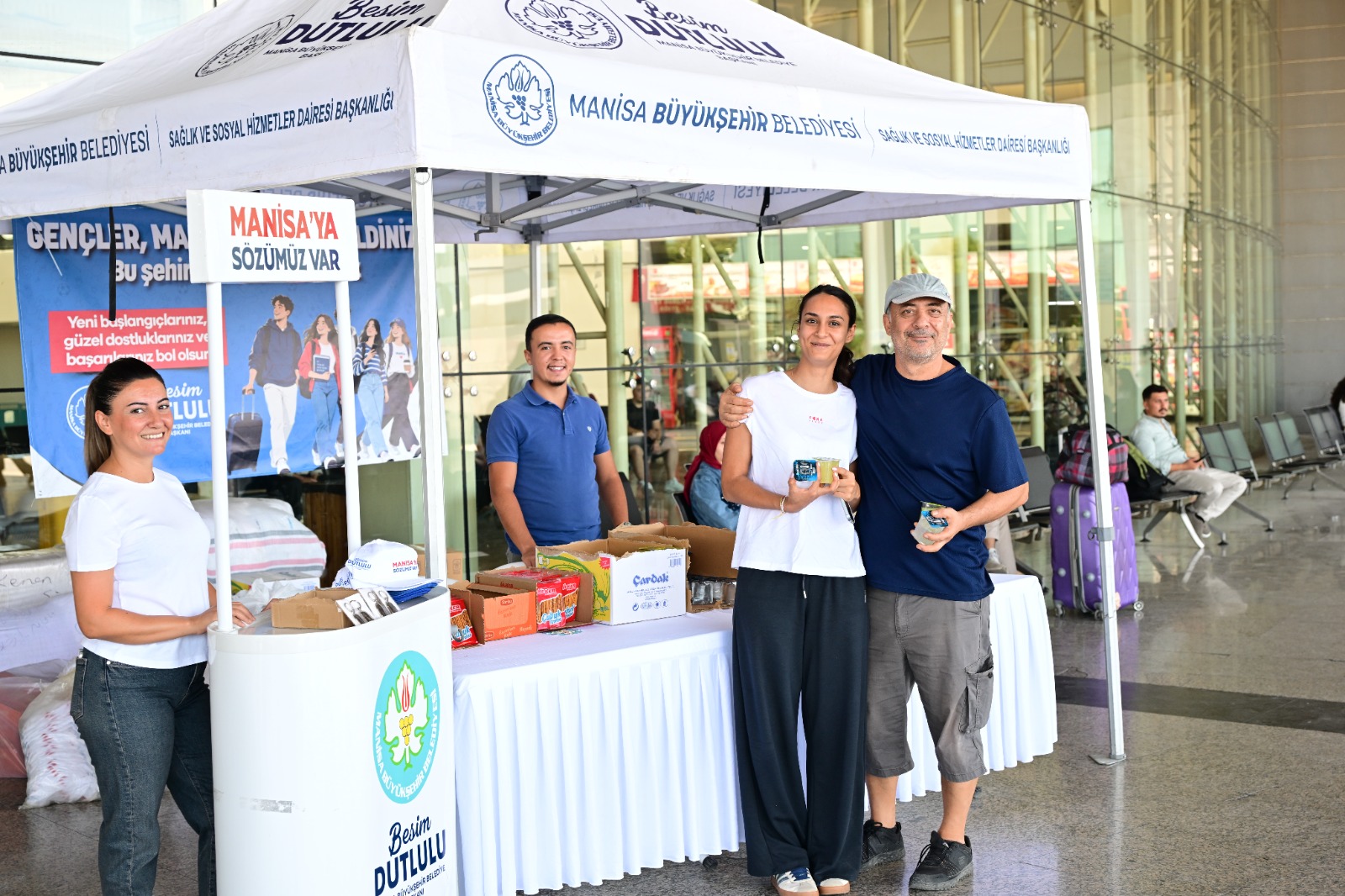 Manisa Büyükşehir Belediyesi üniversite öğrencilerini terminalde karşıladı<