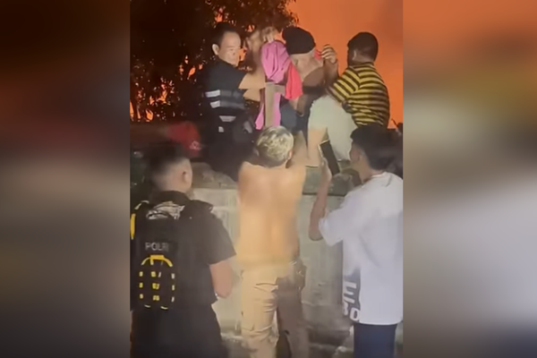 Endonezya'da huzurevi yangınında 16 kişi öldü<