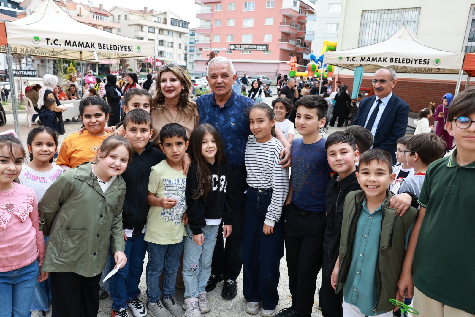 Başkan Şahin’den Nedim İnal İlkokulu kermesine ziyaret<