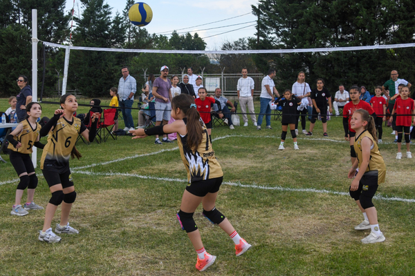Osmangazi’de 1500 kız çocuğu Mini Voleybol Şenliği’nde buluştu<