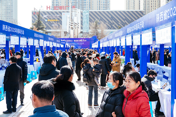 Çin'de yılın ilk çeyreğinde 2 milyon 990 bin kişiye is olanağı sağlandı<