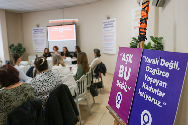 Buca’da ''Televizyon sizilerinde romantize edilen şiddet'' tartışıldı