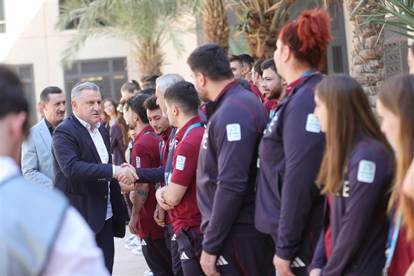 Bakan Bak, Suudi Arabistan’da milli sporcularla buluştu 