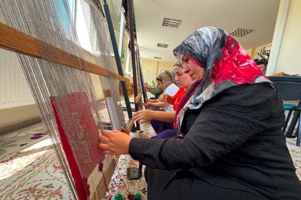 Van’da geleneksel kilim dokumacılığı kursuyla yaşatılıyor<