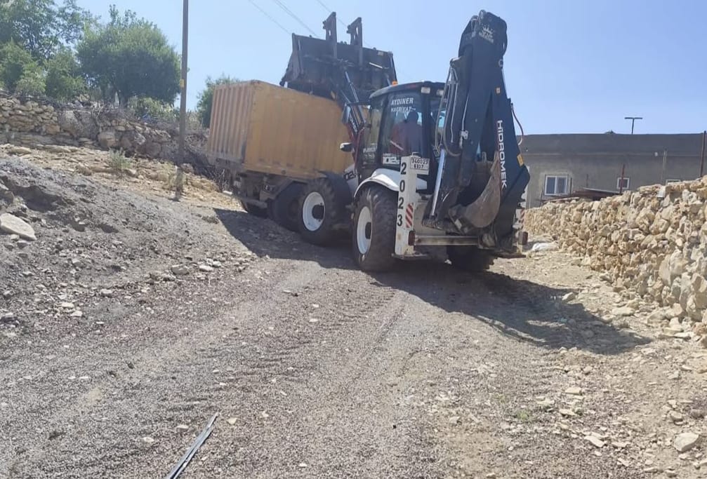 Mazıdağı Belediyesi Kelek Mezrası'nda hayvan gübresi temizliği yaptı