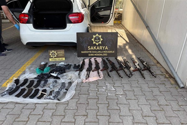 Sakarya’da durdurulan araçta 9 kaleşnikof tüfek ele geçirildi<