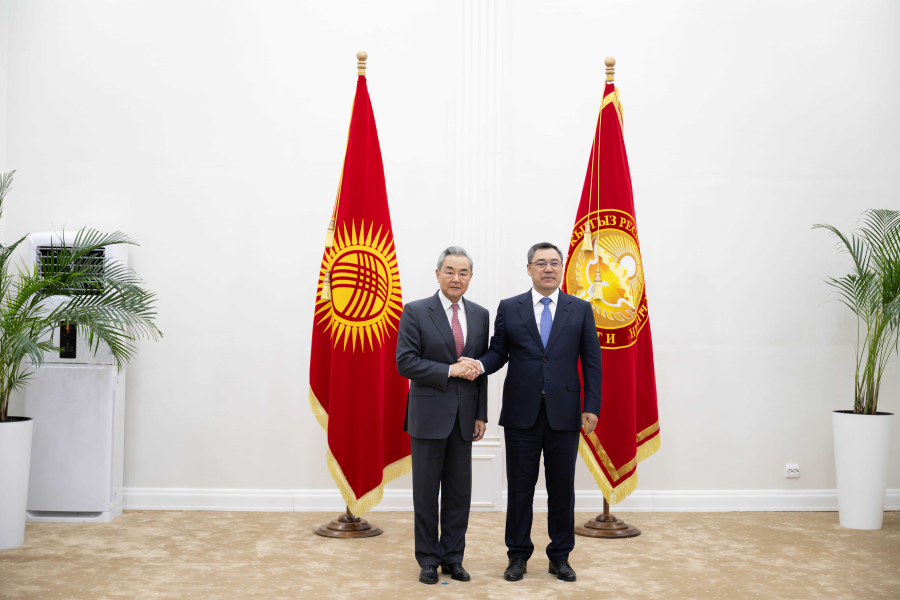 Kırgızistan Cumhurbaşkanı Caparov Çin Dışişleri Bakanı Wang’ı kabul etti<