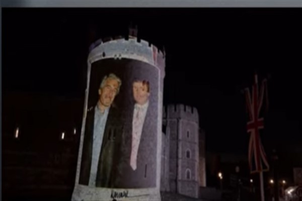 Windsor Kalesi'nin duvarına Trump ve Epstein'ın resmini yansıtan dört kişi tutuklandı<