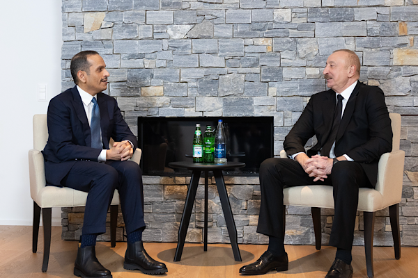 Azerbaycan Cumhurbaşkanı Aliyev, Katar Başbakanı Al Thani  ile görüştü