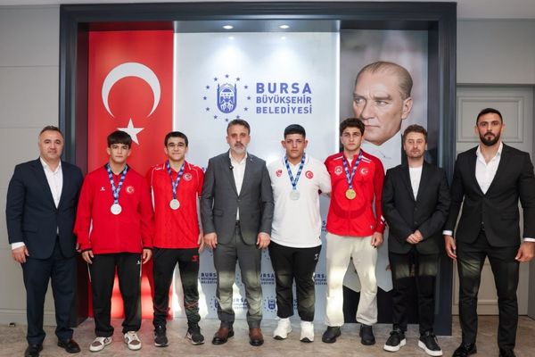 Başkan Vekili Biba, madalyalı güreşçileri ağırladı<