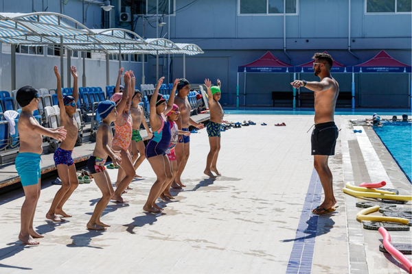 İzmir'de yaz spor okullarında yüzme eğitimleri başladı<