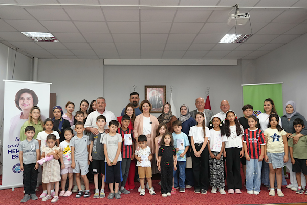 Eskişehir'de 12 ilçede öğrencilere kırtasiye desteği sağlandı<