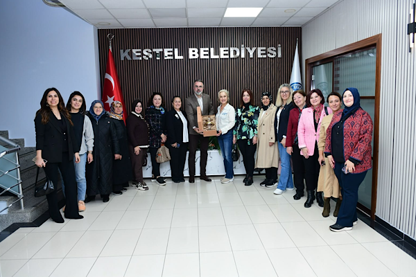Kestel Belediye Başkanı Erol, Bursa’nın farklı ilçelerinden kadın muhtarları ağırladı<