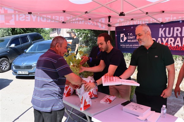 İzmit Belediyesi, mezarlıklarda binlerce fide dağıttı<