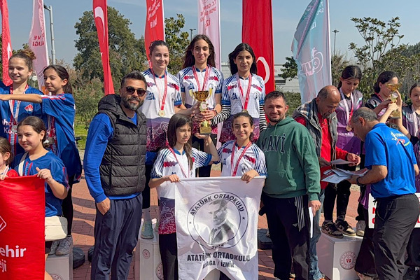 Aliağalı öğrenciler, İzmir’de oryantiring kürsüsüne başarıyla çıktı<