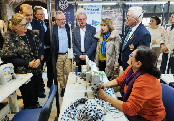 İzmirli kadınlar, Altın İğne Projesiyle yeteneğini sergiliyor<