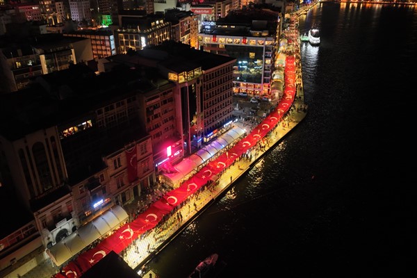 İzmir'de fener alayı düzenlendi<
