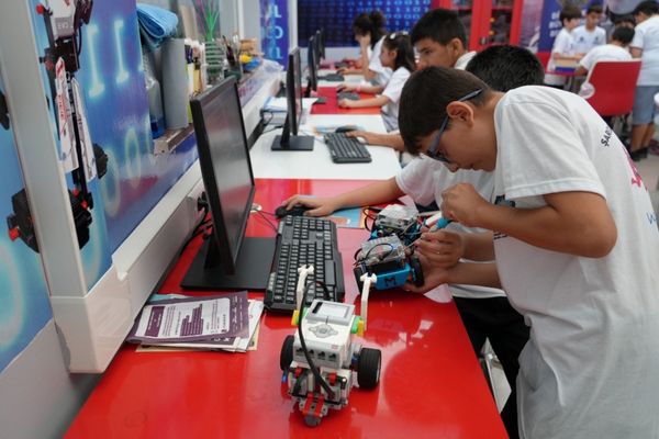 Çocuklar robotik kodlamayla geleceğe hazırlanıyor<