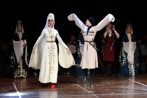 Elbruz Halk Dansları Topluluğu Mamak’ta sahne aldı