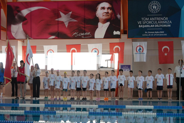 Düzce’de 23 Nisan yüzme şenliği düzenlendi<
