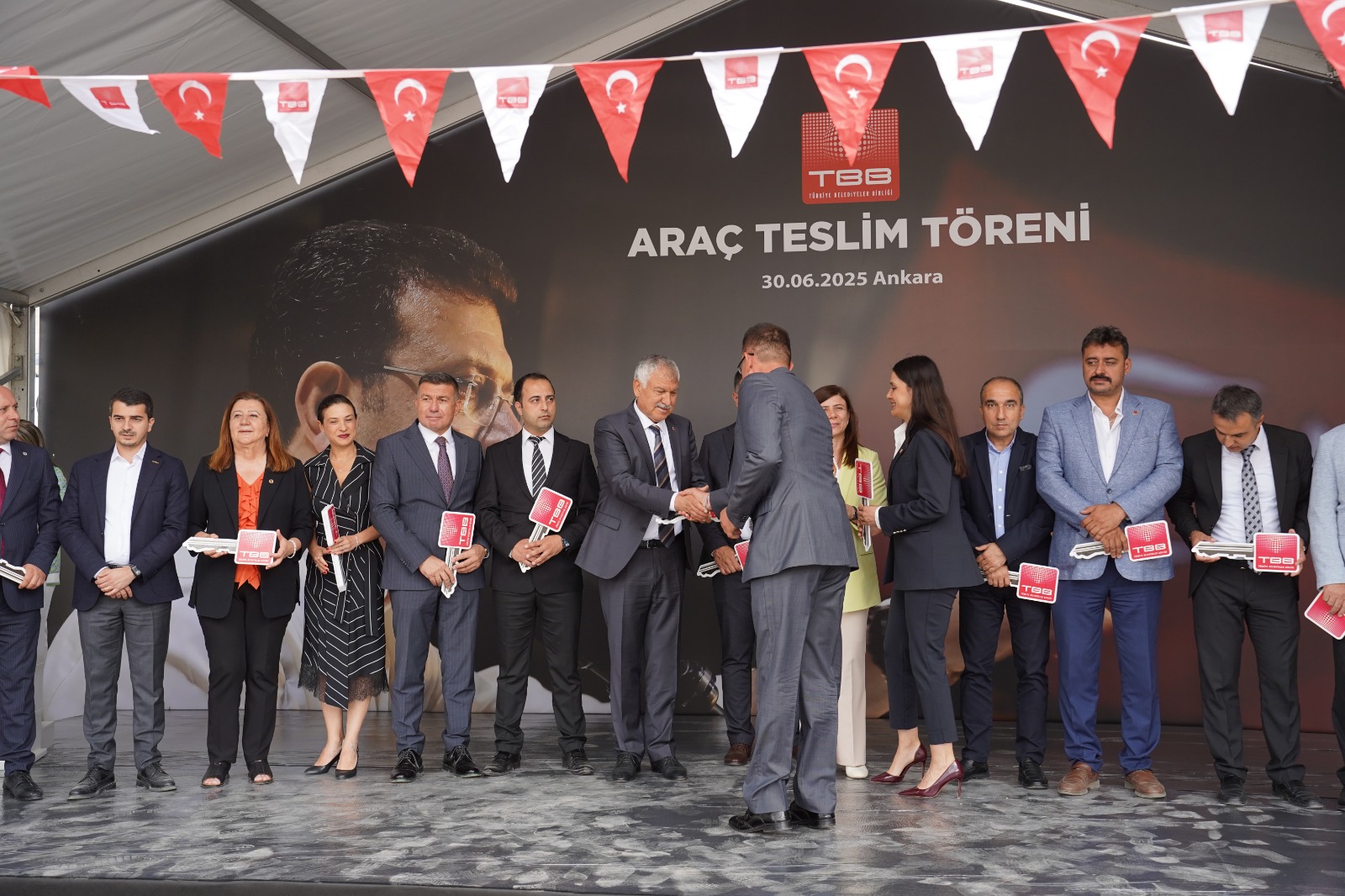TBB'den belediyelere 62 araç hibesi<