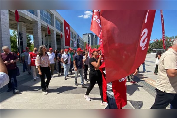 Sendika üyesi işçiler, Nilüfer Belediyesi önünde hak arayışında 