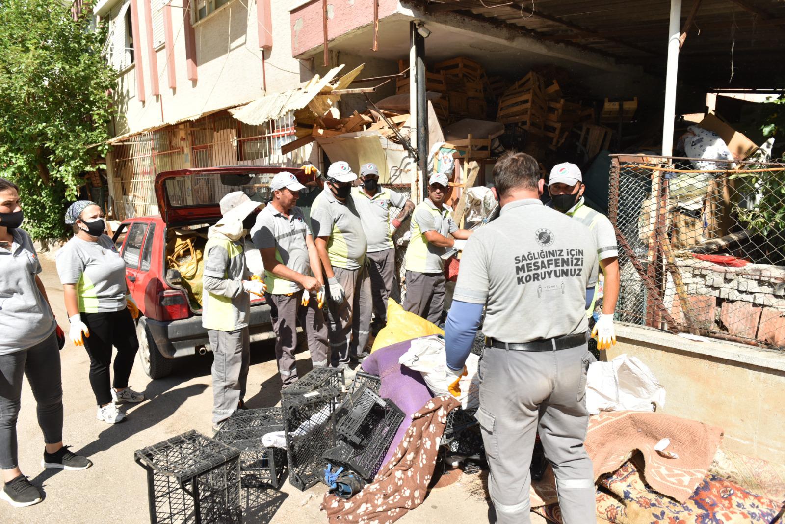 Kepez’de çöp apartman operasyonu: 20 kamyon çöp tahliye edildi<