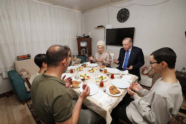 Cumhurbaşkanı Erdoğan, Kayacık ailesiyle iftar yaptı<