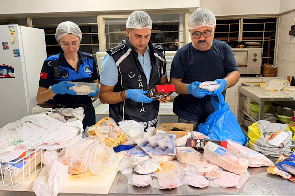 Alanya’da gıda denetimlerinde 2 işletme mühürlendi<