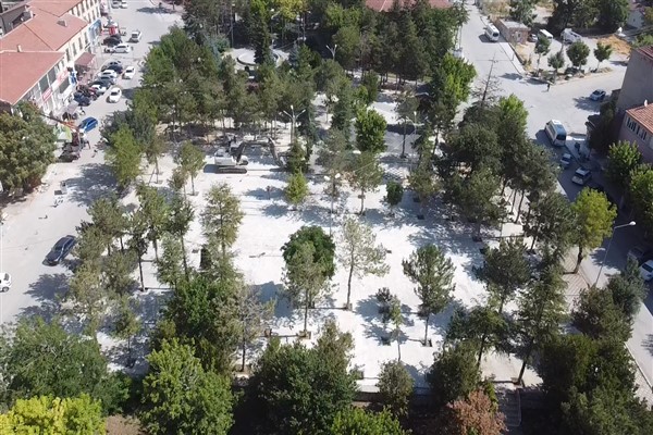 Eskişehir Büyükşehir, Cumhuriyet Meydanı’nı yeniliyor<