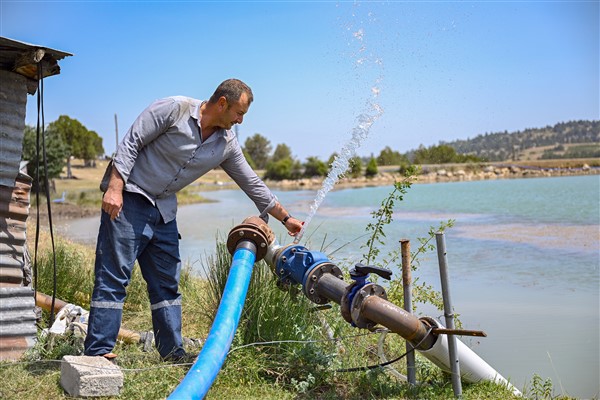 Mersin Büyükşehir Belediyesi, sulama borusu desteklerini sürdürüyor