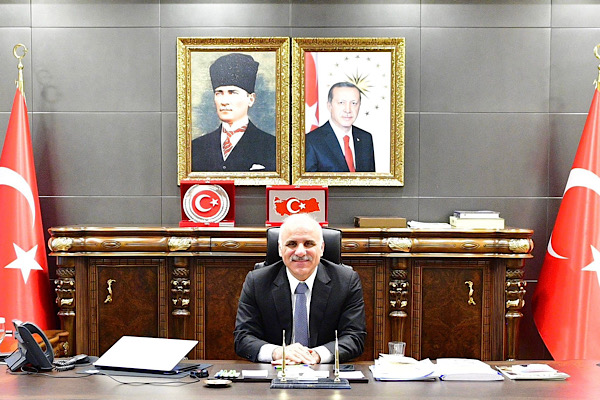 Vali Zorluoğlu: Kayapınar’daki bina yangını büyük oranda kontrol altına alındı