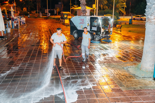 Alanya İskele bölgesinde gece kapsamlı temizlik çalışması yapıldı