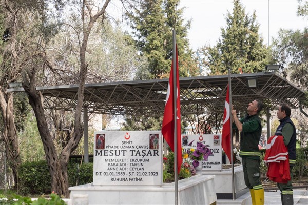 Büyükşehirden 18 Mart öncesi şehitliklere bakım yapıldı