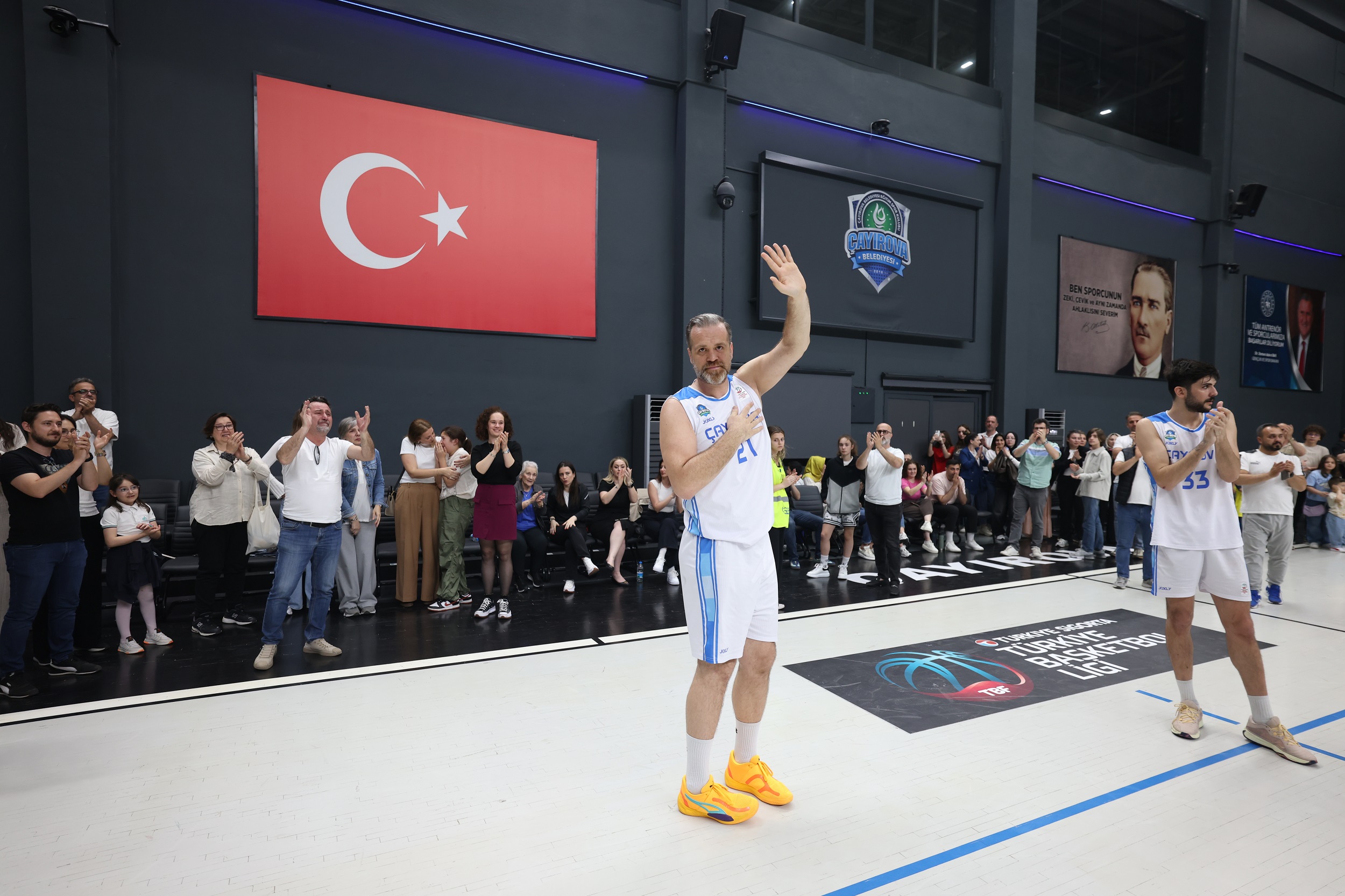 Oğuz Savaş, kariyerini Çayırova Belediyesi formasıyla noktaladı<