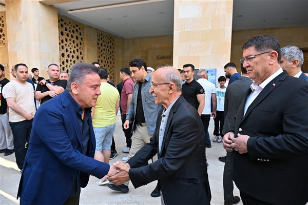 Başkan Böcek, protokol ve vatandaşla bayramlaştı<