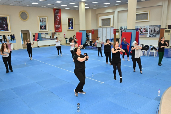 Isparta’da kadınlara zumba kursu<