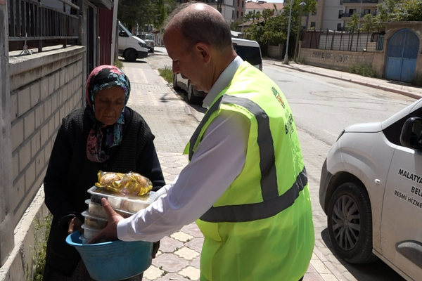 Malatya’da ihtiyaç sahiplerine evde yemek desteği verildi<