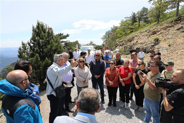 Edremit Belediyesi’nden Kazdağları zirvesinde çevre temizliği<