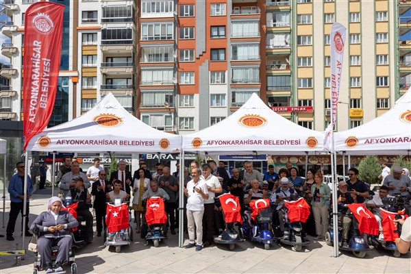 Afyonkarahisar'da akülü sandalyeler sahiplerine ulaştırıldı