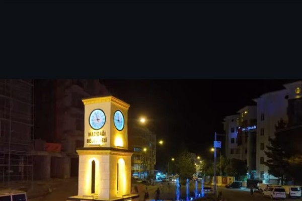 Mazıdağı Belediyesi’nden şelaleli ve ışıklı saat kulesi <
