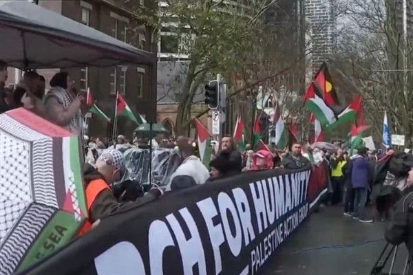 Julian Assange, Sidney Limanı Köprüsü'nde Filistin yanlısı yürüyüşe katıldı<