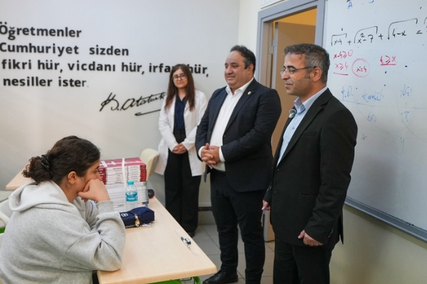 Maltepe Belediyesi öğrenciler için 381 sınav hazırlık kitabı dağıttı<