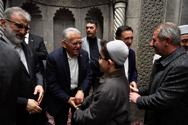 Başkan Büyükkılıç, Kayseri’de vatandaşlarla bayramlaştı<