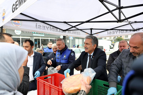 Gemlik Belediyesi’nden iftar öncesi ramazan pidesi ikramı<